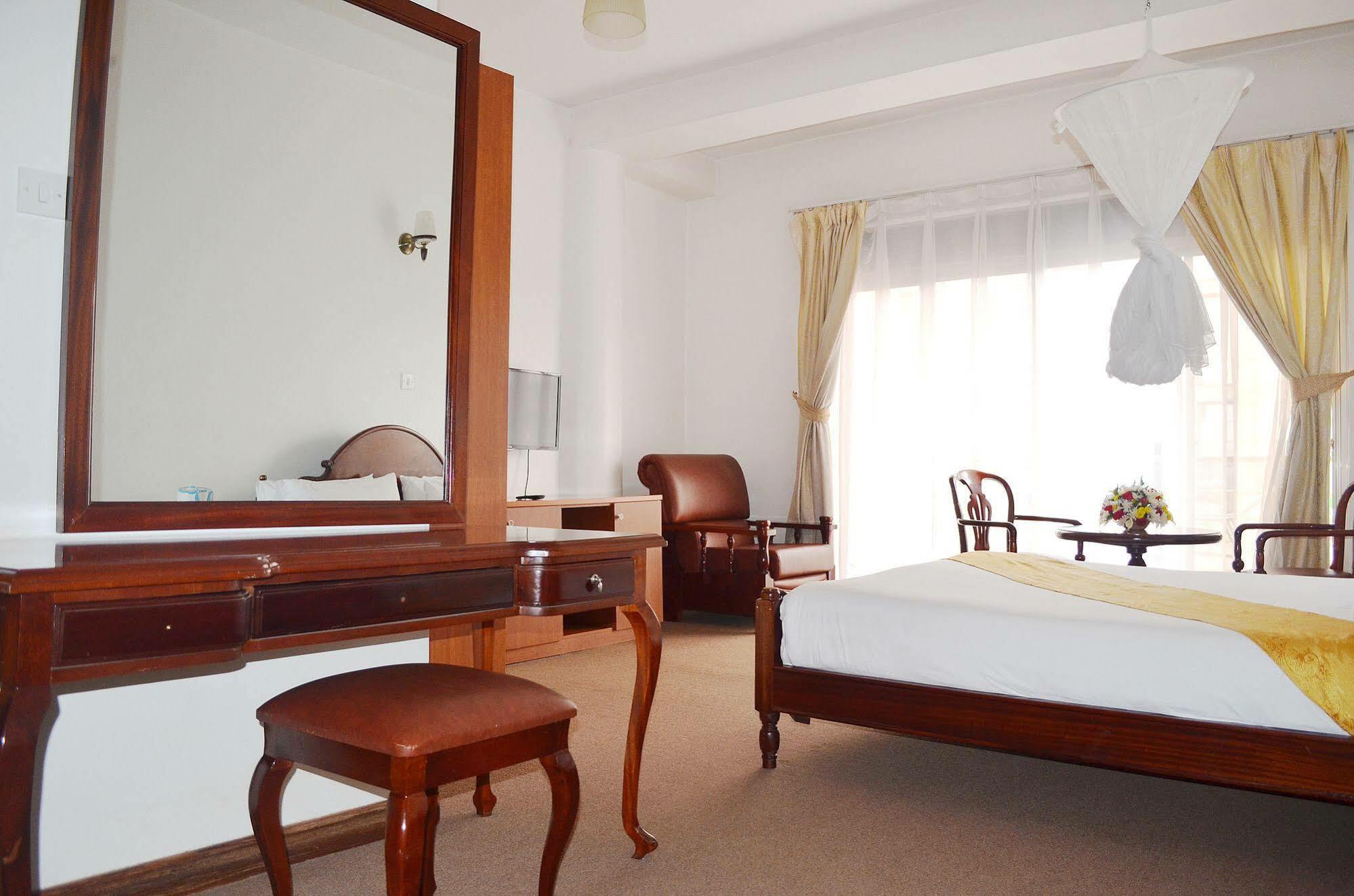 Hotel Triangle Καμπάλα Εξωτερικό φωτογραφία