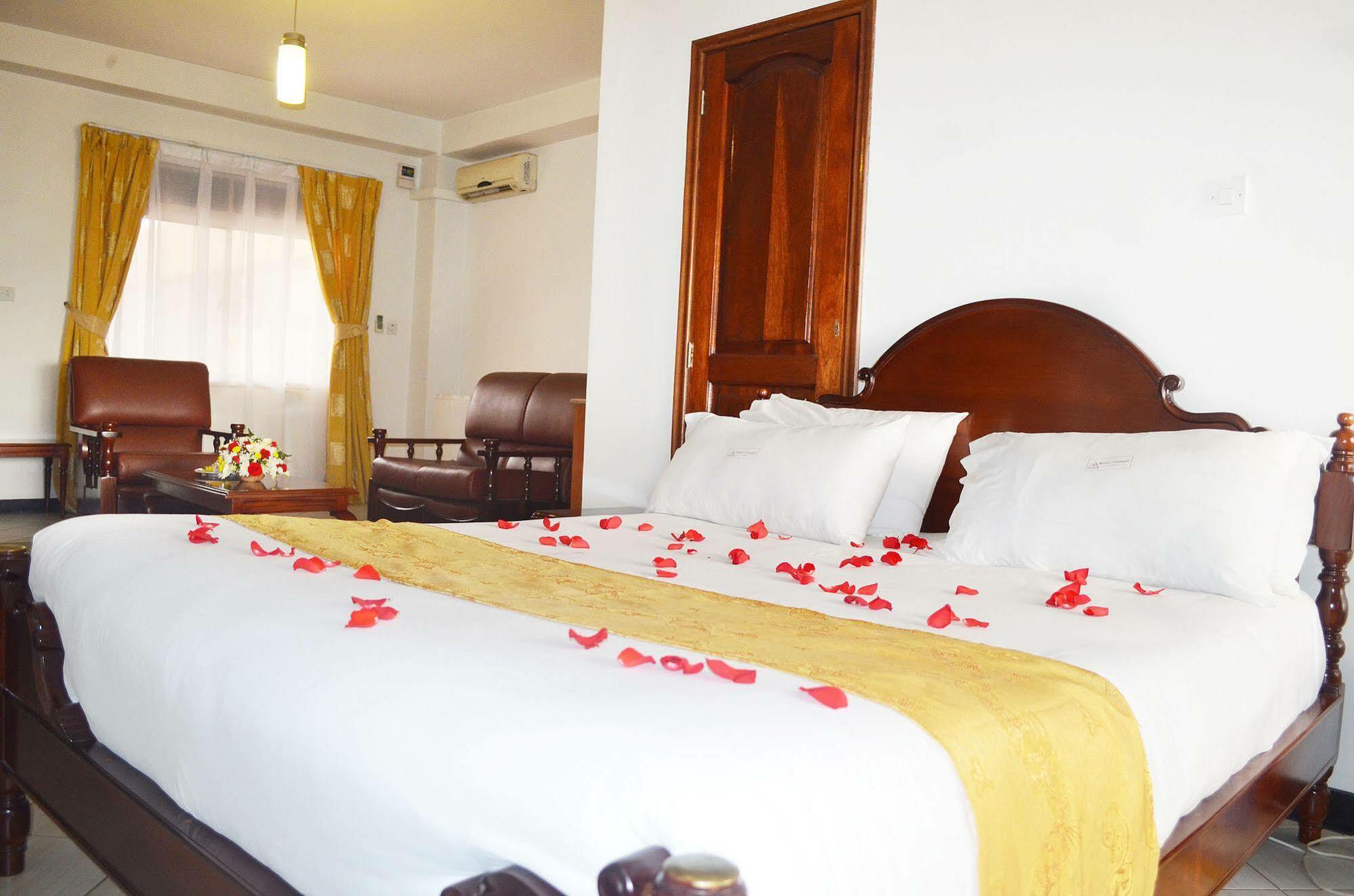 Hotel Triangle Καμπάλα Εξωτερικό φωτογραφία